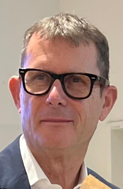 Immagine che contiene persona, Viso umano, Fronte, vestitiIl contenuto generato dall'IA potrebbe non essere corretto.